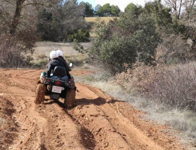 Dejando roderas en el barro